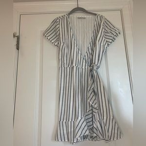 Super cute and soft Abercrombie wrap dress